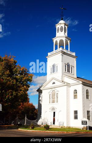 Un jour d'automne, la First Congregational Church, une chapelle d'architecture classique de style New England et un clocher se dresse à Bennington, Vermont en automne Banque D'Images