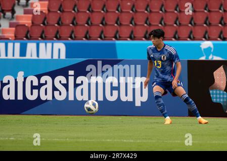 Bangkok, Thaïlande. 17th juin 2023. YUMEKI YOSHINAGA court vers le ballon, pendant le match de la coupe d'Asie de l'AFC U-17 du groupe D entre le Japon et l'Ouzbékistan au stade national Rajamangala à Bangkok, en Thaïlande, sur 17 juin 2023. (Credit image: © Teera Noisakran/Pacific Press via ZUMA Press Wire) USAGE ÉDITORIAL SEULEMENT! Non destiné À un usage commercial ! Banque D'Images