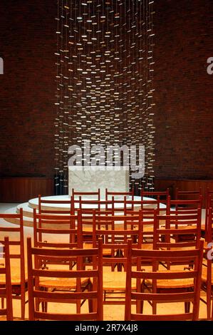 La lumière naturelle du soleil se reflète sur les flocons de métal à l'autel du design minimaliste de la chapelle Kresge sur le campus du MIT Banque D'Images