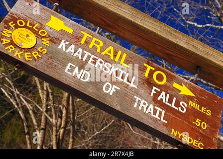 Un panneau indique le chemin vers un sentier qui mène aux chutes Kaaterskill dans les montagnes Catskill de New York Banque D'Images