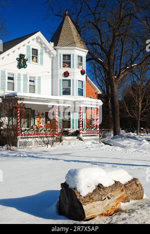 La neige entoure une maison victorienne décorée pour Noël dans le Vermont, en Nouvelle-Angleterre Banque D'Images