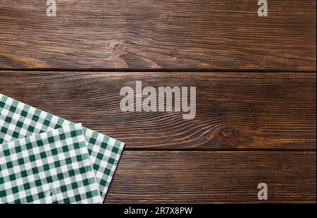 Nappe à carreaux verts sur table en bois, vue du dessus. Espace pour le texte Banque D'Images