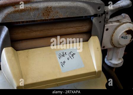 Une machine à laver vintage 1950s avec essoreuse de vêtements à vendre dans un magasin d'antiquités américain. Banque D'Images