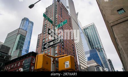 NEW YORK, NEW YORK, Etats-Unis - 12 JUIN 2023 : vue sur l'architecture depuis 10th Avenue W29 sur Manhattan Banque D'Images