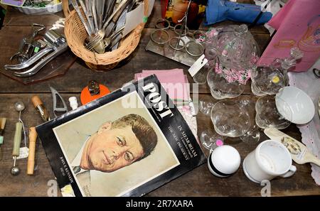 Une copie de l'édition du 14 décembre 1963 du Saturday Evening Post avec le Président John F. Kennedy sur la couverture en vente dans un magasin d'antiquités américain. Banque D'Images