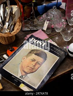 Une copie de l'édition du 14 décembre 1963 du Saturday Evening Post avec le Président John F. Kennedy sur la couverture en vente dans un magasin d'antiquités américain. Banque D'Images