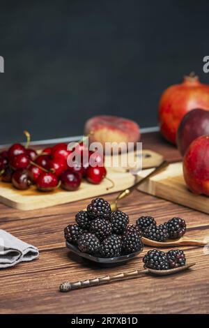 Les mûres sont des fruits ou des baies qui, en dépit de leur provenance d'espèces de fruits complètement différentes, ont une apparence similaire et des caractéristiques communes th Banque D'Images