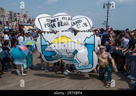 New York, États-Unis. 17th juin 2023. La parade annuelle de la sirène 41st descend la promenade de l'île Coney à Brooklyn, New York, sur 17 juin 2023. (Photo de Gabriele Holtermann/Sipa USA) crédit: SIPA USA/Alay Live News Banque D'Images