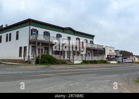 Gualala, CA, États-Unis. 2023-05-15. Ancien hôtel Gualala, datant de 1903, bâtiment historique vu de l'autoroute 1 Banque D'Images