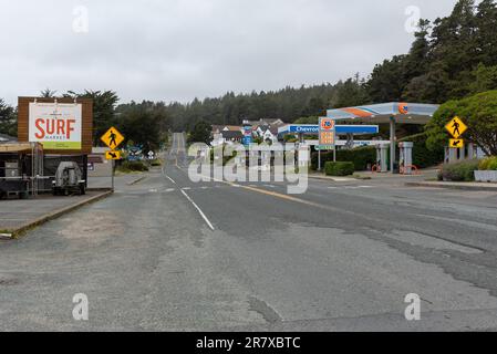 Gualala, CA, États-Unis. 2023-05-15. En traversant la communauté de Gualala, sur l'autoroute 1 Banque D'Images