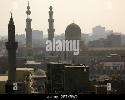 Les minarets du Caire émergent de la brume de midi et du smog qui pèse sur la ville. Banque D'Images