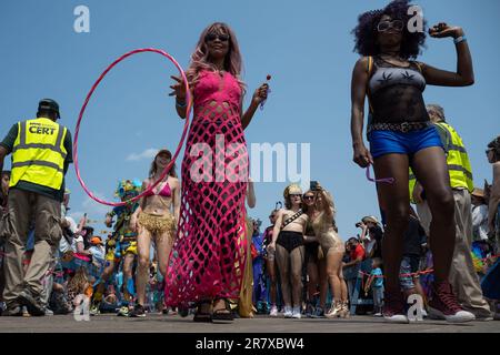 New York, États-Unis. 17th juin 2023. La parade annuelle de la sirène 41st descend la promenade de l'île Coney à Brooklyn, New York, sur 17 juin 2023. (Photo de Gabriele Holtermann/Sipa USA) crédit: SIPA USA/Alay Live News Banque D'Images