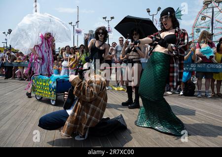 New York, États-Unis. 17th juin 2023. La parade annuelle de la sirène 41st descend la promenade de l'île Coney à Brooklyn, New York, sur 17 juin 2023. (Photo de Gabriele Holtermann/Sipa USA) crédit: SIPA USA/Alay Live News Banque D'Images