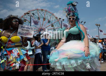 New York, États-Unis. 17th juin 2023. La parade annuelle de la sirène 41st descend la promenade de l'île Coney à Brooklyn, New York, sur 17 juin 2023. (Photo de Gabriele Holtermann/Sipa USA) crédit: SIPA USA/Alay Live News Banque D'Images