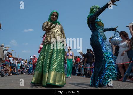 New York, États-Unis. 17th juin 2023. La parade annuelle de la sirène 41st descend la promenade de l'île Coney à Brooklyn, New York, sur 17 juin 2023. (Photo de Gabriele Holtermann/Sipa USA) crédit: SIPA USA/Alay Live News Banque D'Images