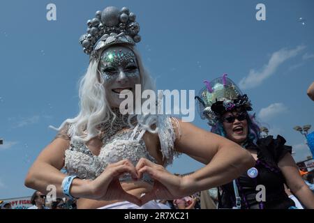 New York, États-Unis. 17th juin 2023. La parade annuelle de la sirène 41st descend la promenade de l'île Coney à Brooklyn, New York, sur 17 juin 2023. (Photo de Gabriele Holtermann/Sipa USA) crédit: SIPA USA/Alay Live News Banque D'Images