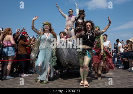 New York, États-Unis. 17th juin 2023. La parade annuelle de la sirène 41st descend la promenade de l'île Coney à Brooklyn, New York, sur 17 juin 2023. (Photo de Gabriele Holtermann/Sipa USA) crédit: SIPA USA/Alay Live News Banque D'Images