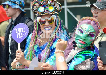 Brooklyn, New York, États-Unis. 17th juin 2023. Les spectateurs sont vus assister à la parade annuelle de la sirène à l'île de Coney, Brooklyn, sur 17 juin 2023. (Credit image: © Ryan Rahman/Pacific Press via ZUMA Press Wire) USAGE ÉDITORIAL SEULEMENT! Non destiné À un usage commercial ! Banque D'Images
