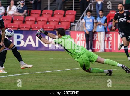 WASHINGTON, DC, ETATS-UNIS - 17 JUIN 2023 : D.C. Le gardien de but Uni Tyler Miller (1) pointe clairement lors d'un match MLS entre le D.C United et le lac de sel réel sur 17 juin 2023, à Audi Field, à Washington, DC. (Photo de Tony Quinn-Alay Live News) Banque D'Images