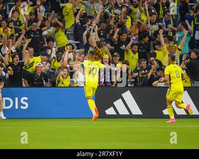 17 juin 2023: Hany Mukhtar (10), milieu de terrain de Nashville, célèbre son but avec la foule contre la rue Louis City pendant la première moitié d'un match MLS entre St. Louis City SC et Nashville SC à Geodis Park à Nashville TN Steve Roberts/CSM Banque D'Images