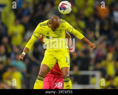 17 juin 2023: Nashville SC avance Teal Bunbury (12) tête la balle contre la rue Louis City pendant la première moitié d'un match MLS entre St. Louis City SC et Nashville SC à Geodis Park à Nashville TN Steve Roberts/CSM Banque D'Images