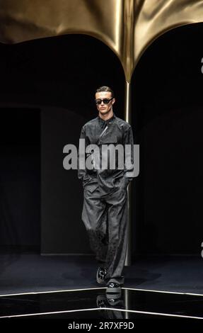 Milan, Italie. 17th juin 2023. Un modèle présente une création pour Emporio Armani lors de la semaine de la mode hommes de Milan Printemps/été 2024 à Milan, Italie, sur 17 juin 2023. Credit: STR/Xinhua/Alay Live News Banque D'Images