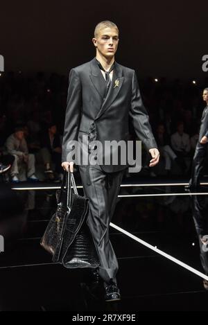 Milan, Italie. 17th juin 2023. Un modèle présente une création pour Emporio Armani lors de la semaine de la mode hommes de Milan Printemps/été 2024 à Milan, Italie, sur 17 juin 2023. Credit: STR/Xinhua/Alay Live News Banque D'Images