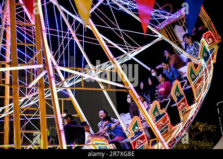Tangerang, Indonésie. 17th juin 2023. Les gens apprécient une promenade en bateau pirate dans un centre commercial, à Tangerang, province de Banten, Indonésie, sur 17 juin, 2023. Credit: Agung Kuncahya B./Xinhua/Alay Live News Banque D'Images