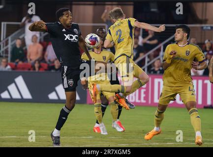 WASHINGTON, DC, Etats-Unis - 17 JUIN 2023 : le défenseur de Real Salt Lake Andrew Brody (2) et D.C. Le défenseur Uni Donovan Pines (23) s'oppose lors d'un match MLS entre D.C United et Real Salt Lake sur 17 juin 2023, à Audi Field, à Washington, DC. (Photo de Tony Quinn-Alay Live News) Banque D'Images