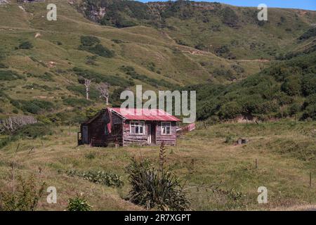 Maison en bois rouge abandonnée en ruine dans la campagne de New Plymouth, en Nouvelle-Zélande Banque D'Images