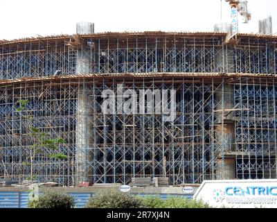 Le Caire, Egypte, 3 juin 2023: Un site de construction pour la compagnie SAMCO entreprise nationale de construction en Egypte avec tour de grue et échafaudages pour les nouveaux bâtiments Banque D'Images