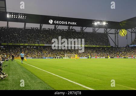 17 juin 2023: Les fans de Nashville SC ont un moment de silence pour se souvenir de Bob Coward pendant la première moitié d'un jeu de MLS entre St. Louis City SC et Nashville SC à Geodis Park à Nashville TN Steve Roberts/CSM Banque D'Images