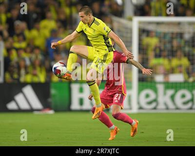 17 juin 2023: Milieu de terrain de Nashville SC Alex Muyl (19) donne le ballon contre la rue Louis City pendant la deuxième moitié d'un match MLS entre St. Louis City SC et Nashville SC à Geodis Park à Nashville TN Steve Roberts/CSM Banque D'Images