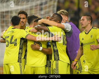 17 juin 2023: Hany Mukhtar (10), milieu de terrain de Nashville, célèbre son but avec ses coéquipiers contre la St. Louis City pendant la deuxième moitié d'un match MLS entre St. Louis City SC et Nashville SC à Geodis Park à Nashville TN Steve Roberts/CSM Banque D'Images