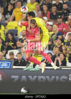 17 juin 2023: Nashville SC en avant Ethan Zubak (11) Grabs St. Le défenseur de la ville Louis Lucas Bartlett (24) pendant la deuxième moitié d'un match MLS entre St. Louis City SC et Nashville SC à Geodis Park à Nashville TN Steve Roberts/CSM Banque D'Images