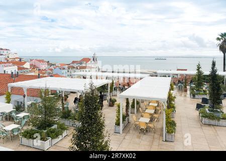 Dîner en plein air sur une terrasse avec vue sur l'océan. Terrasse de café à Lisbonne, Portugal Banque D'Images