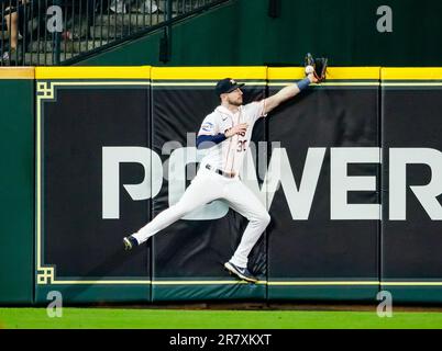 Houston, Texas, États-Unis. 17th juin 2023. 17 juin 2023- Houston, Texas- le fieleur droit D'Astros de Houston KYLE TUCKER (30) dépose une boule de mouche hors du mur pendant le jeu entre les rouges de Cincinnati et les Astros de Houston à minute Maid Park à Houston, Texas. Les Cincinnati Reds ont battu les Houston Astros 10-3. (Credit image: © Jerome Hicks/ZUMA Press Wire) USAGE ÉDITORIAL SEULEMENT! Non destiné À un usage commercial ! Banque D'Images