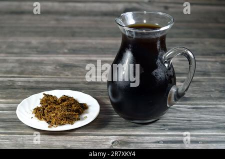 Réglisse écrasée et pelée, Licorice Glycyrrhiza glabra, une plante à fleurs de la famille des haricots Fabaceae, Une boisson populaire dans le mois du Ramadan Erksos Erqs Banque D'Images