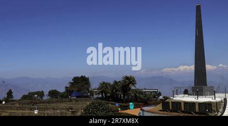 Belle vue sur le sommet enneigé de l'Himalaya Kangchenjunga, le train de jouets Darjeeling classé au patrimoine mondial de l'UNESCO et le mémorial de guerre Batasia Loop de Batasia Loop Banque D'Images