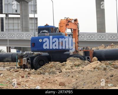 Le Caire, l'Egypte, le 26 mai 2023: Préparation de la mise en place de grandes conduites d'eau, de conduites d'assainissement, d'amélioration des infrastructures et de l'immobilier deve Banque D'Images