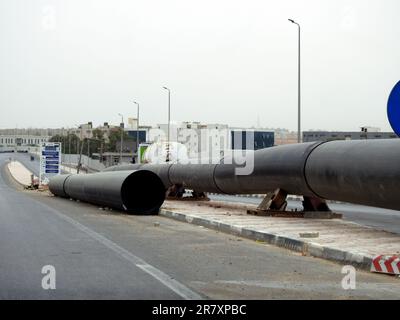 Le Caire, l'Egypte, le 26 mai 2023: Préparation de la mise en place de grandes conduites d'eau, de conduites d'assainissement, d'amélioration des infrastructures et de l'immobilier deve Banque D'Images