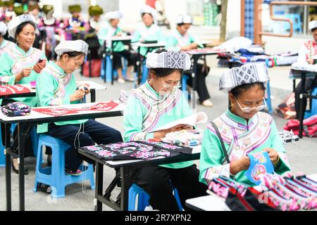 Les brodeurs travaillent dans un atelier à Qianxinan, province de Guizhou, Chine, 18 juin 2023. Banque D'Images