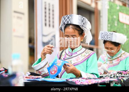 Les brodeurs travaillent dans un atelier à Qianxinan, province de Guizhou, Chine, 18 juin 2023. Banque D'Images