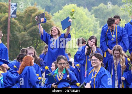 Wayne, États-Unis. 17th juin 2023. Les diplômés de la Pennsylvania leadership Charter School célèbrent après leur cérémonie de remise des diplômes tenue à l'Université Cabrini à Radnor, Pennsylvanie, le samedi, 17 juin 2023. (Photo de Paul Weaver/Sipa USA) crédit: SIPA USA/Alay Live News Banque D'Images