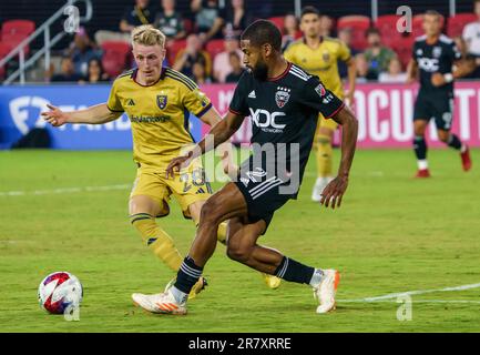 WASHINGTON, DC, ETATS-UNIS - 17 JUIN 2023 : D.C. Le défenseur-Uni Ruan (2) passe loin du vrai défenseur du lac salé Jasper Löffelsend (28) lors d'un match MLS entre le D.C United et le vrai Lac salé sur 17 juin 2023, à Audi Field, à Washington, DC. (Photo de Tony Quinn-Alay Live News) Banque D'Images