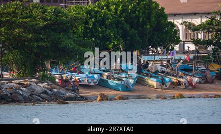 Galle, Sri Lanka - 02 03 2022: Bateaux de pêche amarrés sur la plage. Banque D'Images