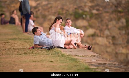 Galle, Sri Lanka - 02 03 2022: Groupe de touristes caucasiens se détendant sur le fort de Galle dans la soirée. Banque D'Images