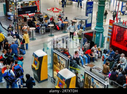 Paris, France, grande foule, passagers, attente à l'intérieur de la gare française, Gare du Nord, High angle Banque D'Images