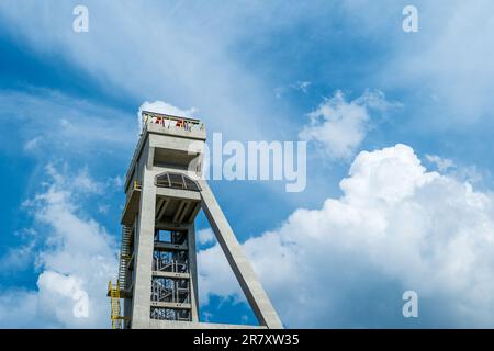 La tour de l'ancien puits de mine contre le ciel bleu. Actuellement une tour d'observation. Président de l'arbre, Chorzow, Pologne Banque D'Images