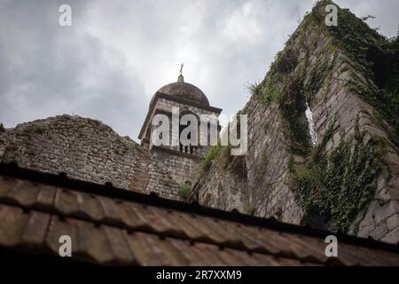 Monténégro - ruines d'une ancienne église en pierre dans la vieille ville de Kotor Banque D'Images